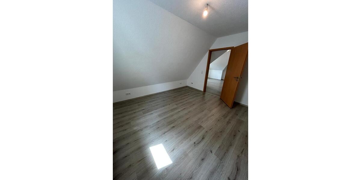 Dachgeschoßwohnung Trossingen - 2.5 Zimmer, 65 m&sup2;, 750&euro; | Angebot:26199381