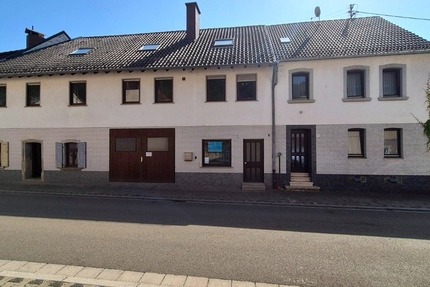 Geräumiges Zweifamilienhaus mit Gewerbe, vielen Stellplätzen und idyllischem Garten in Friedelhausen 19 zimmer