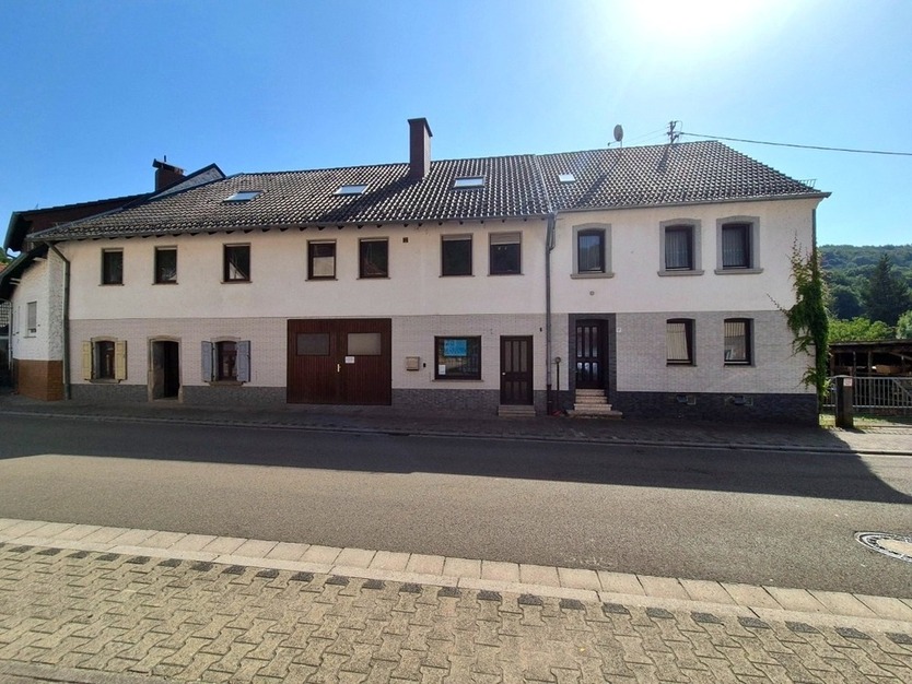 Geräumiges Zweifamilienhaus mit Gewerbe, vielen Stellplätzen und idyllischem Garten in Friedelhausen 19 zimmer