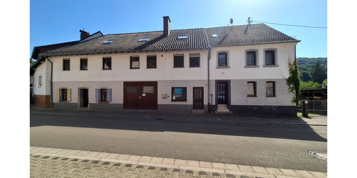 Vielseitiges Zweifamilienhaus mit Gewerbemöglichkeit, zahlreichen Stellplätzen u. idyllischem Garten - Zweifamilienhaus Friedelhausen Friedelhausen | Angebot:22137659