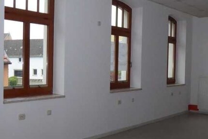 Nach Sanierung und Umbau - Großzügige, helle 3,5-Raum-Zimmer-Wohnung im 1. OG in Auma zu vermieten