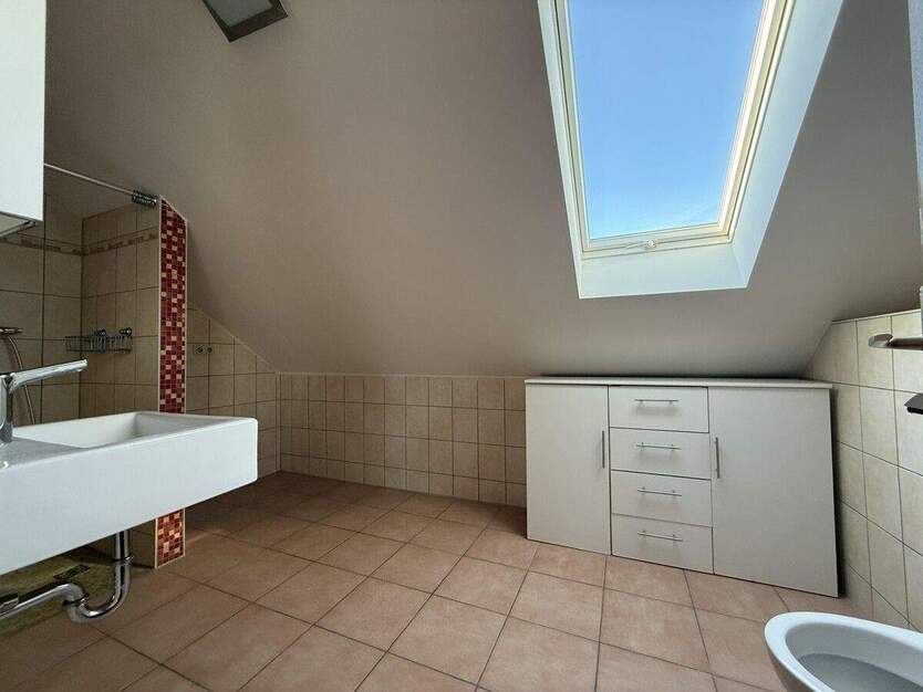 Wohnen und Arbeiten - Große Wohnung mit separatem Büro oder Gästeapartment in Nittendorf! 5 zimmer