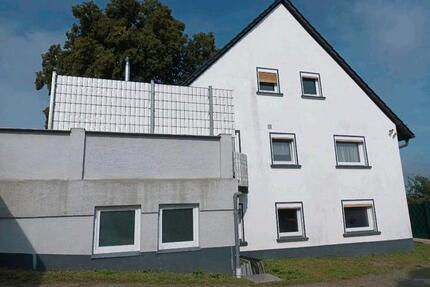 Ländliches Haus zu verkaufen mit DoppelgarageGrube und Kran zimmer