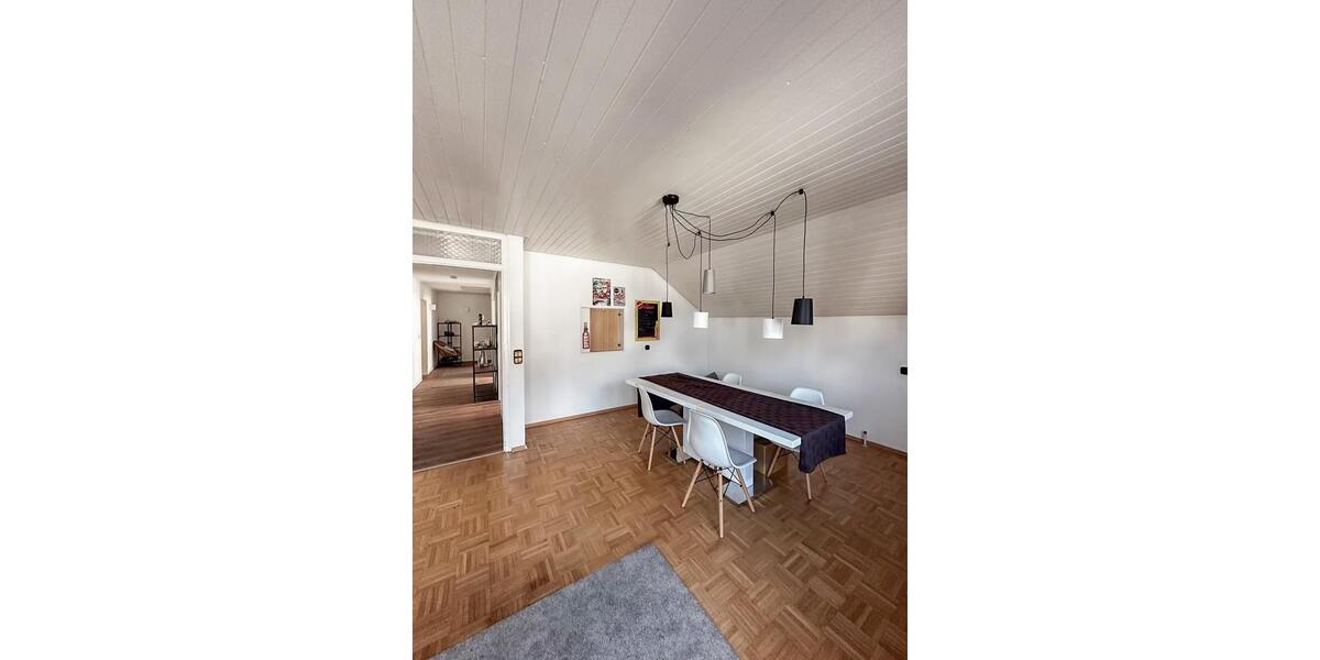 Großzügige 3,5-Zi-DG Wohnung (104 m²) mit TG & Balkon 3.5 zimmer