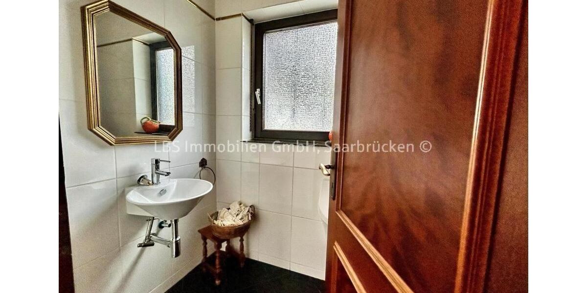 Einfamilienhaus Saarbrücken Neue Bremm - 7 Zimmer, 350 m&sup2;, 320.000&euro; | Angebot:26322666