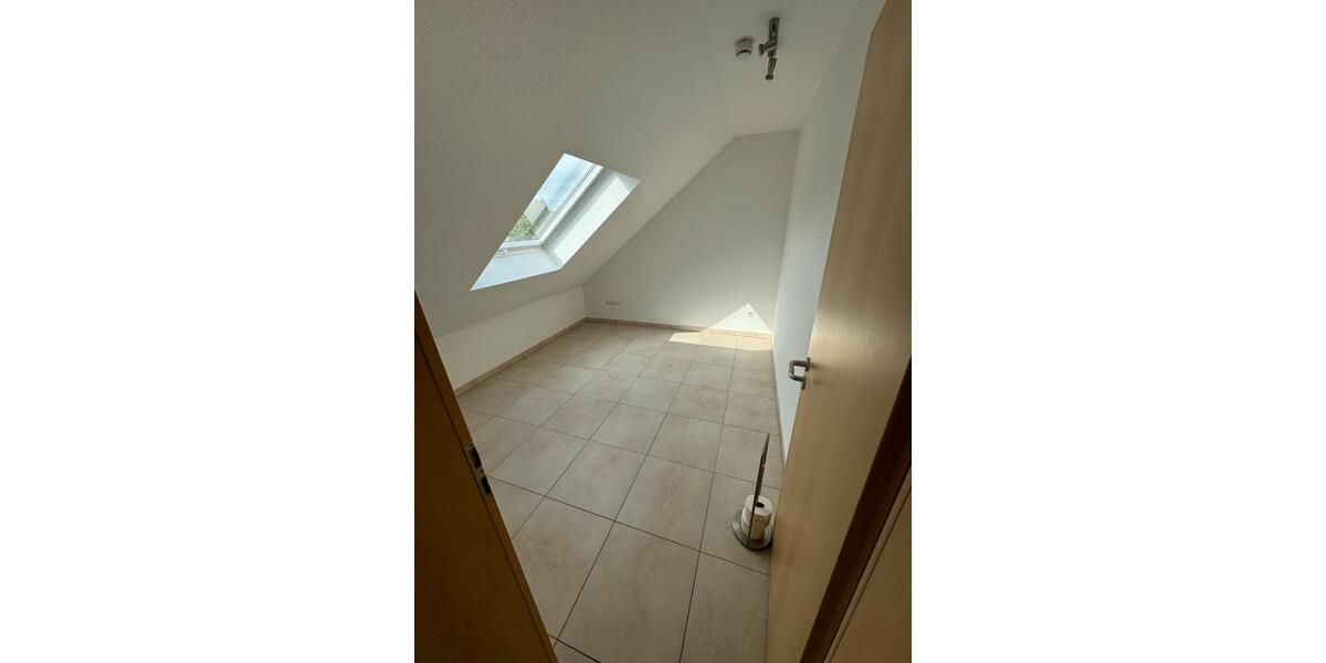 Dachgeschoßwohnung Bonn Gielgen - 3 Zimmer, 68 m&sup2;, 850&euro; | Angebot:24839125