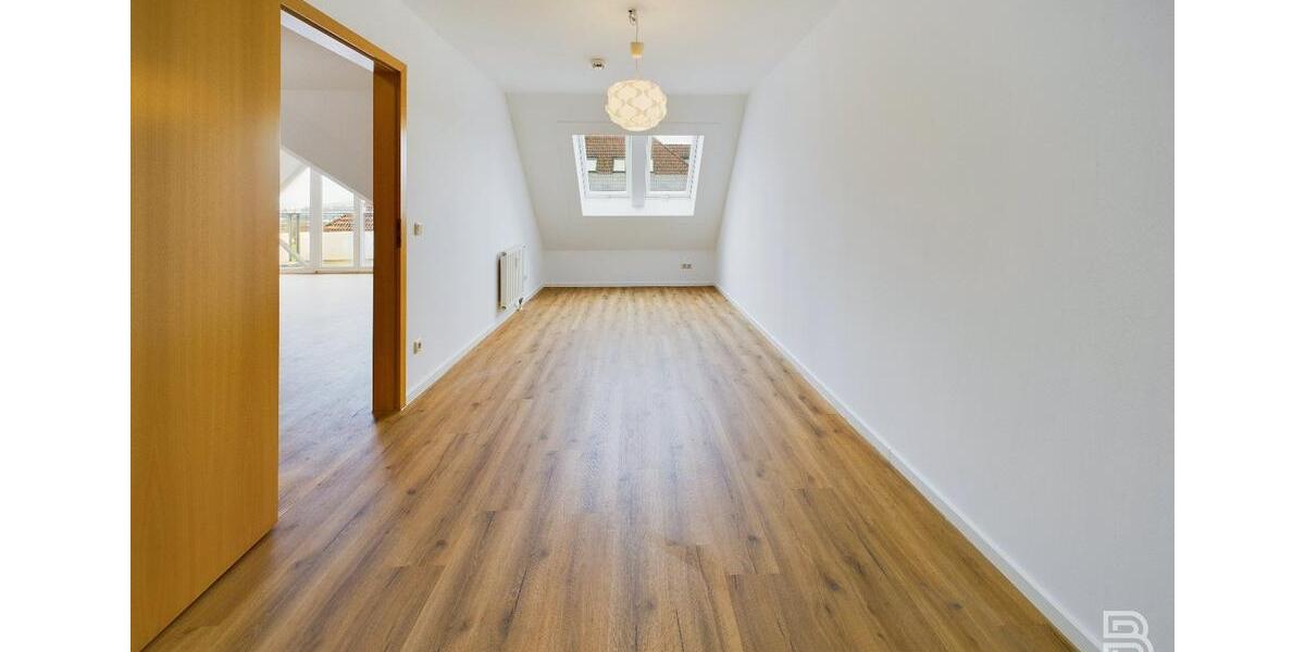 Helle Dachgeschosswohnung mit großen Balkon und tollem Ausblick 3 zimmer