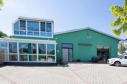 Vielseitige GewerbeImmobilie bei Rostock: Büro, Lager, Stellplätze, PV-Strom, niedrige Gewerbesteuer