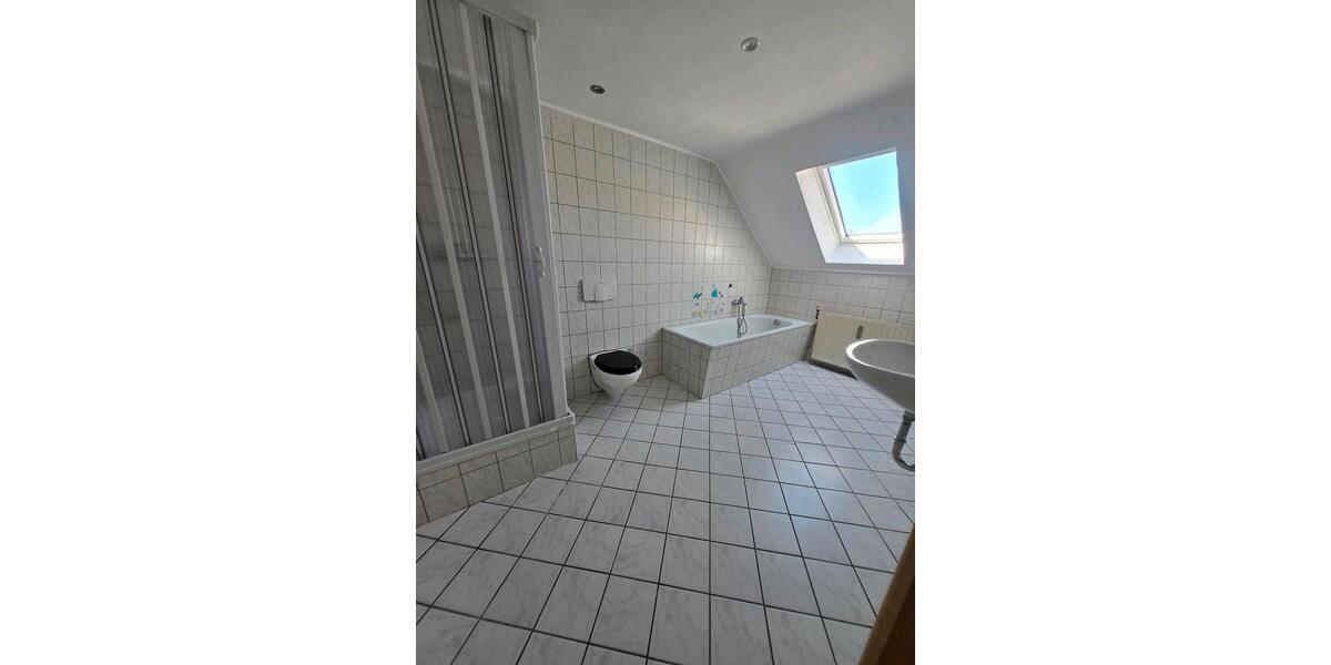Dachgeschoßwohnung Meerane - 3 Zimmer, 75 m&sup2;, 354&euro; | Angebot:26413675