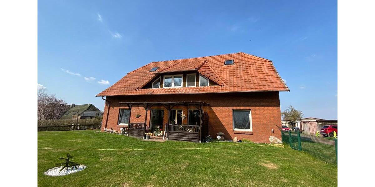 3-Zimmer Dachgeschosswohnung mit saniertem Bad, EBK und Garten 3 zimmer