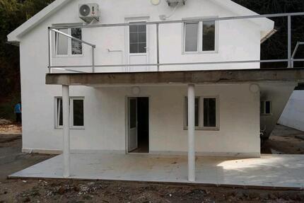 Ein legales Haus in Montenegro steht zum Verkauf. zimmer