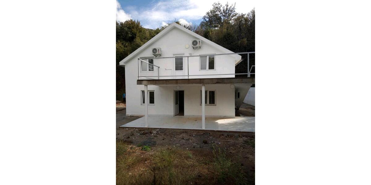 Ein legales Haus in Montenegro steht zum Verkauf. zimmer