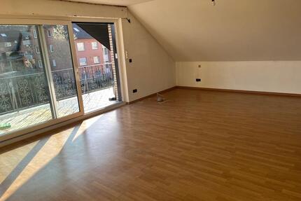 4 ZKB - Dachgeschoßwohnung mit Balkon in gutem Zustand!