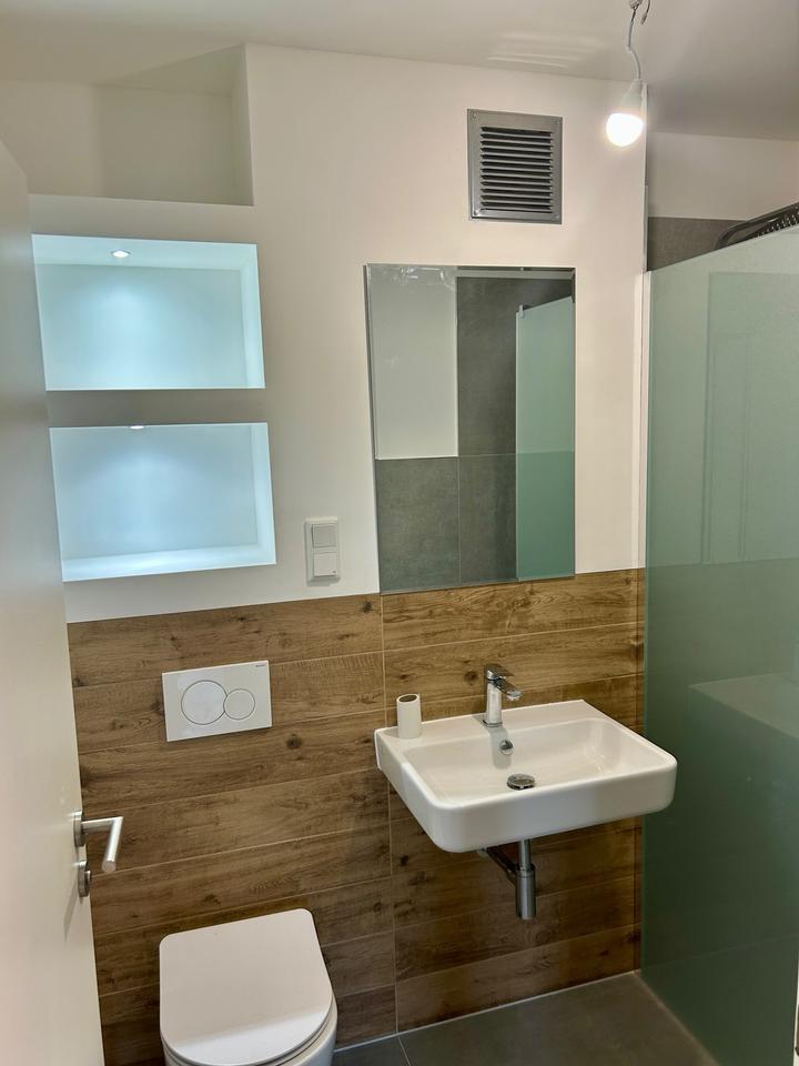 PRIVAT- TOP renovierte 23 Zimmer Wohnung