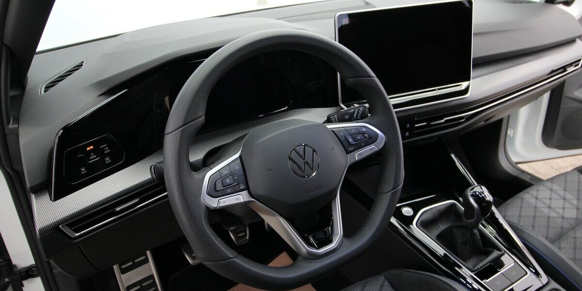 VW Golf VIII Variant 1.5 TSI R-Line LED+KAMERA+ACC 29.466 km 27.500 &euro; Hagenow 19230