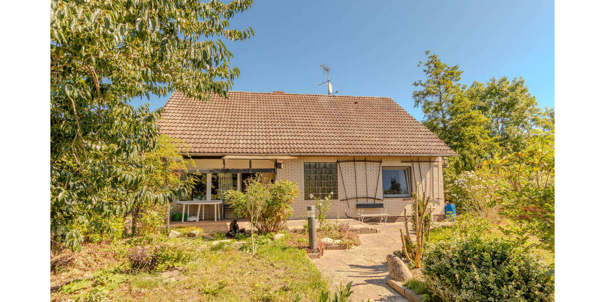 Einfamilienhaus mit Gartenhaus und zwei Garagen in Elbnähe 4 zimmer