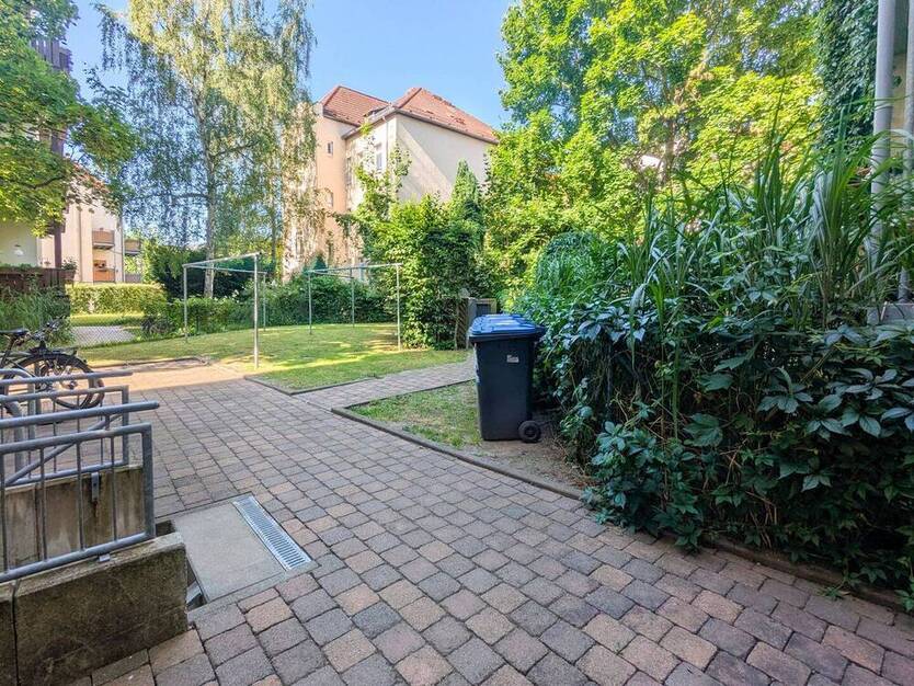Bezugsfreie 2RW mit EBK und Balkon | Beste Lage und Denkmalschutz! | Hochparterre | Parkett