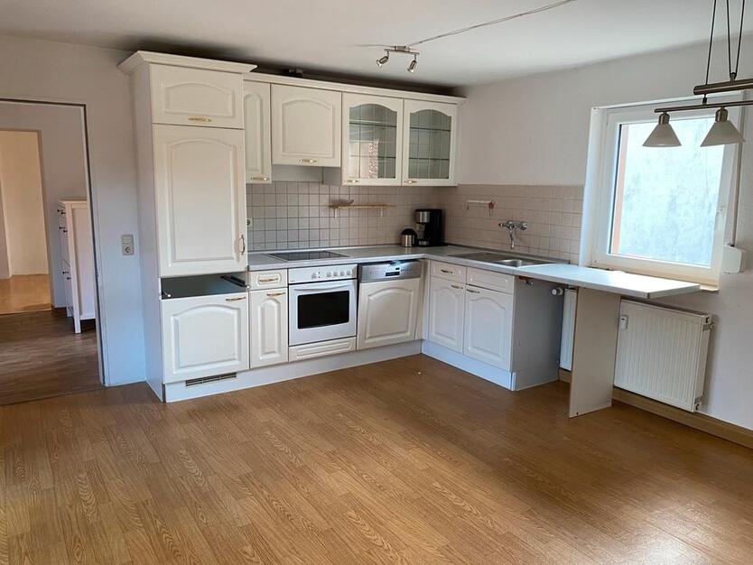 Drei Zimmerwohnung mit Küche und Bad im Bastheim zu vermieten