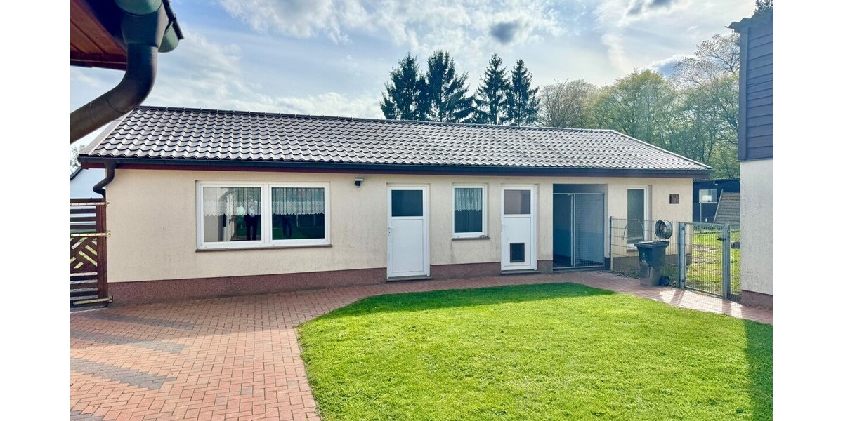 HORN IMMOBILIEN ++ Haus mit Doppelgarage und Nebengebäude in Wodarg bei Altentreptow, ruhige Lage - Einfamilienhaus Werder OT Wodarg Wodarg | Angebot:26875433