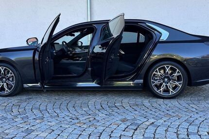 BMW i7 4.721 km 81.900 &euro; München 81245