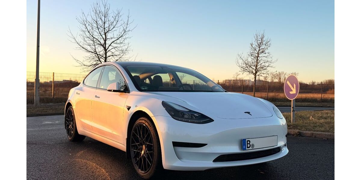 Tesla Model 3 25.142 km 28.500 &euro; Berlin 12681