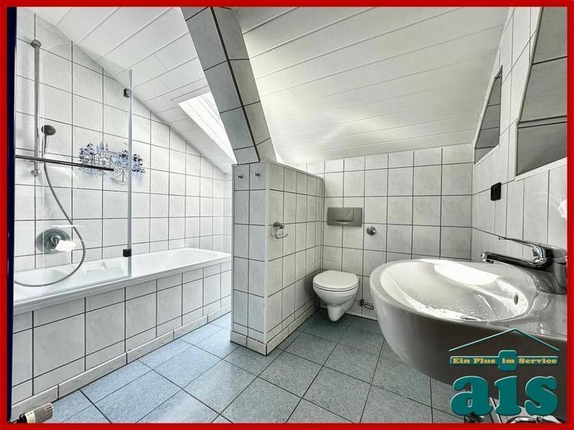 ais-GmbH bietet an: Renovierte 4 Zimmer Wohnung in der Südstadt.