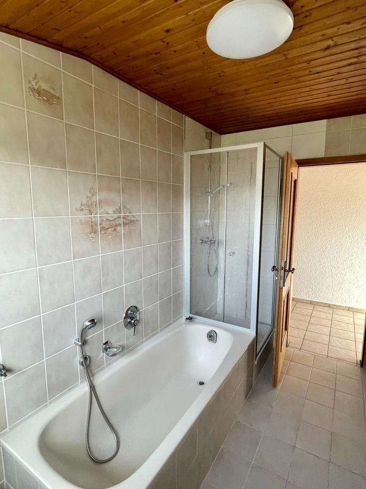 Helle 4-Zimmer-DG-Wohnung mit EBK – perfekt für Familie oder Home zimmer