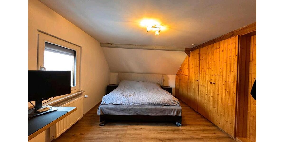 schöne Dachgeschoss Wohnung. 2 zimmer