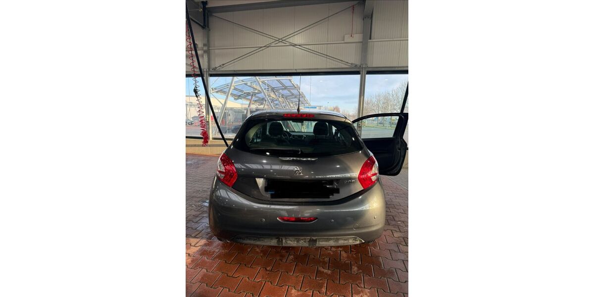 Peugeot 208 105.000 km 2.750 &euro; Werl 59457
