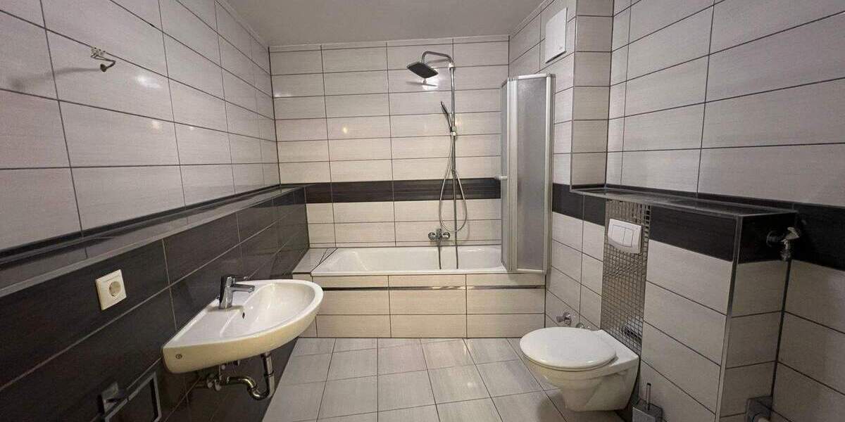 Renovierte, großzügige Wohnung mit 2 Zimmern, Fahrstuhl und guter Infrastruktur 2 zimmer