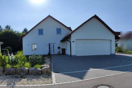 Freistehendes Einfamilienhaus mit Doppelgarage und Garten zimmer