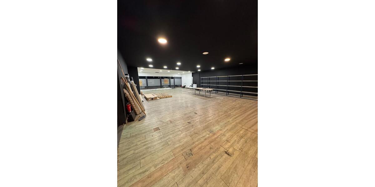 Angeboten wird eine Gewerbefläche in KreuztalBuschhütten zimmer