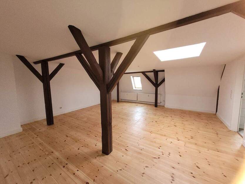 Frisch renovierte Wohnung im Dachgeschoss sucht neuen Mieter. 2 zimmer