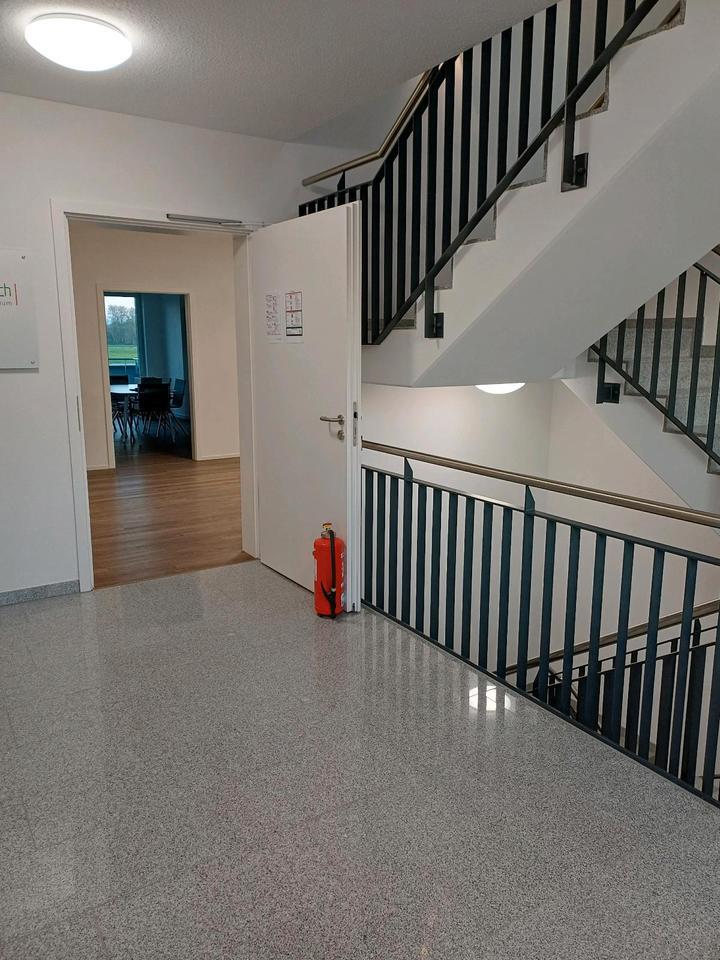 Moderne helle Büros mit Einrichtung in Wasenweiler zu vermieten zimmer