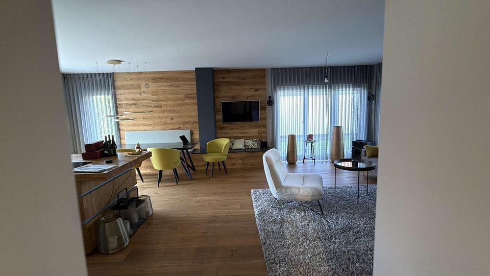 Villa Bad Camberg - 8 Zimmer, 459 m&sup2;, 3.200&euro; | Angebot:26249396