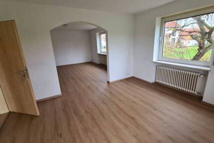 Haus Sulzbach-Rosenberg Unterschwaig - 8 Zimmer, 250 m&sup2;, 2.060&euro; | Angebot:23950604