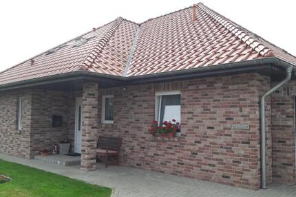 Von Privat: Einfamilienhaus mit Doppelgarage und Einliegerwohnung 5 zimmer