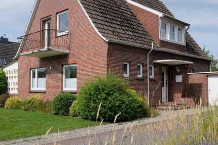 Ein kurzfristig zu beziehendes Einfamilienhaus mit NebengebäudeGarage