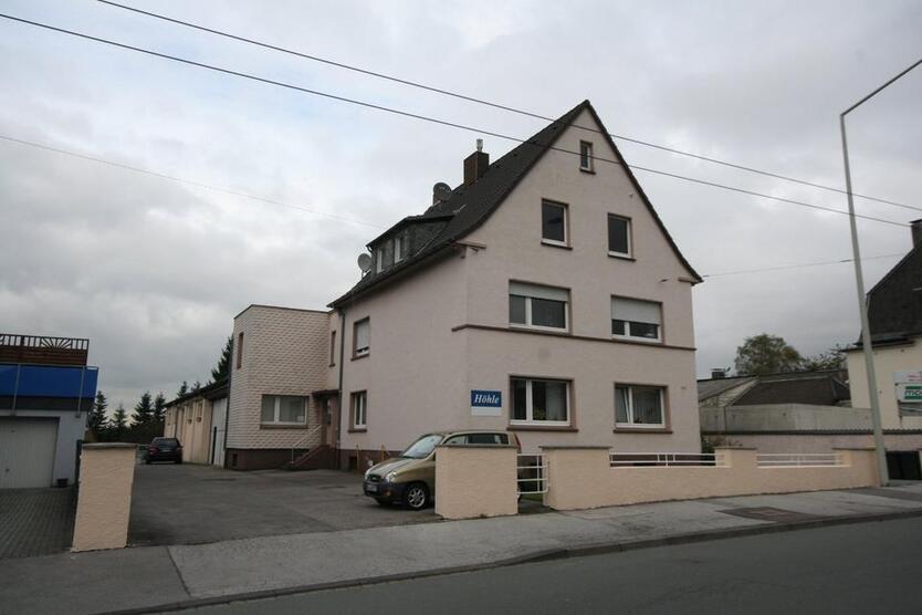 3 familienhaus mit Gewerbehalle zu verkaufen zimmer