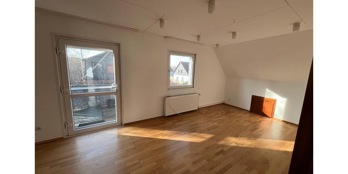 Dachgeschoßwohnung Voerde (Niederrhein) - 3.5 Zimmer, 98 m&sup2;, 750&euro; | Angebot:24829747