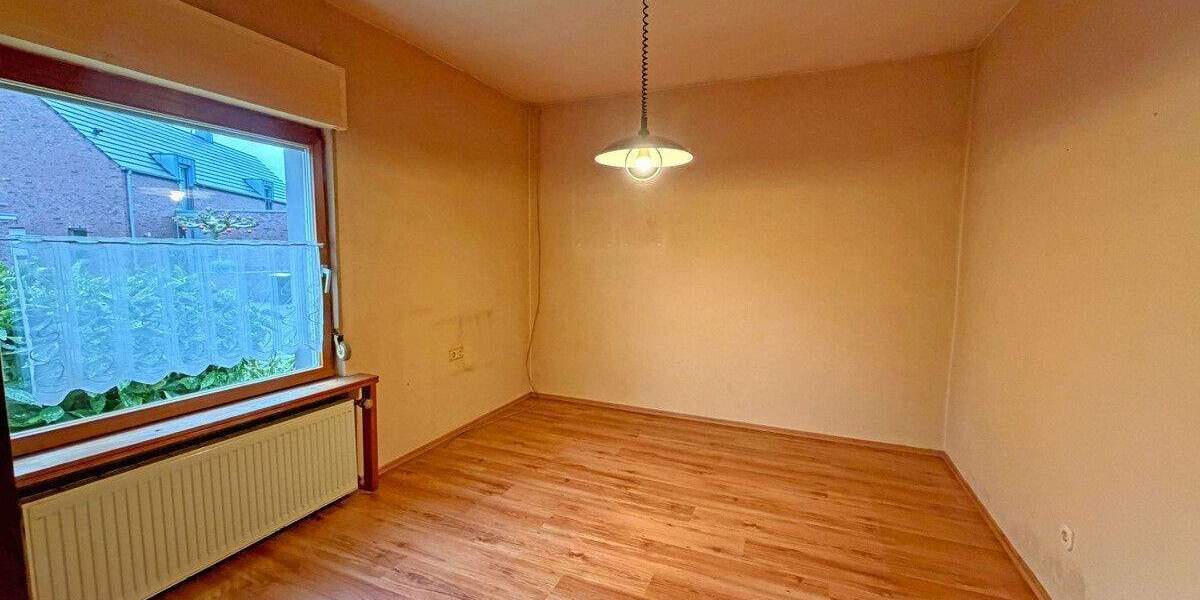 Doppelhaushälfte inklusive Nebengebäuden mit Gestaltungspotenzial in Alpen-Menzelen! 3 zimmer