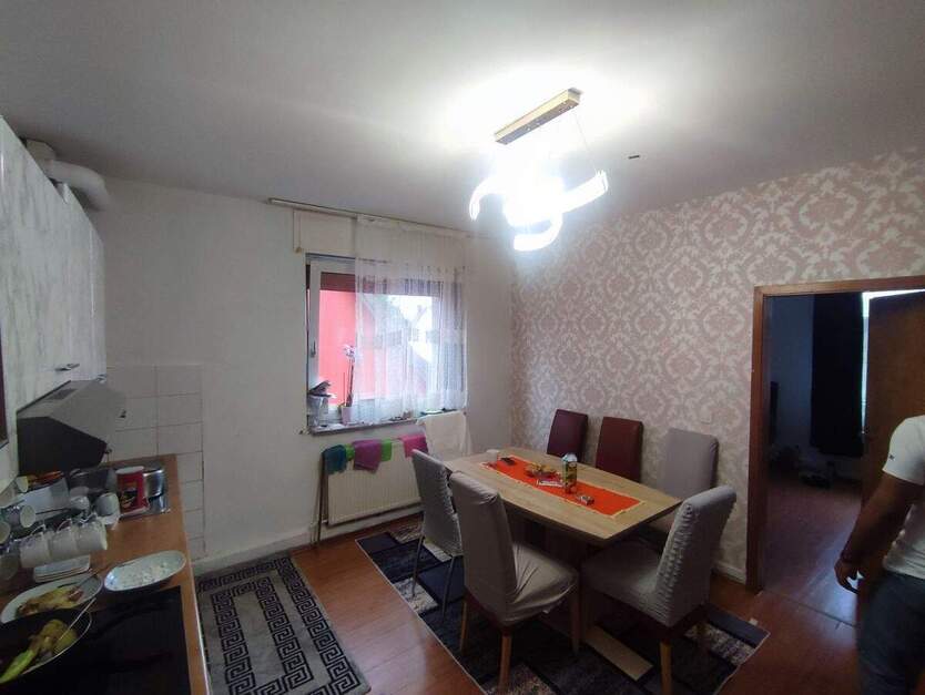 5-Zimmerwohnung, vermietet, renovierungsbedürftig 5 zimmer
