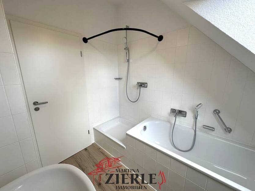 Gelegenheit, ab 01.10 frei! Schöne helle DG-Wohnung mit Balkon, Einbauküche und TG-Stellplatz! 2 zimmer