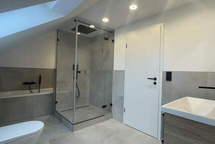 Hochwertige, energetisch sanierte, moderne 4-Zimmer-DG-Wohnung mit Balkon und 2 Stellplätzen 4 zimmer