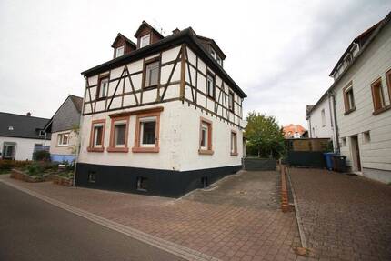 Freistehendes Einfamilienhaus mit Potenzial in Otterberg **6 Zimmer, 121 qm Wohnfläche** 6 zimmer