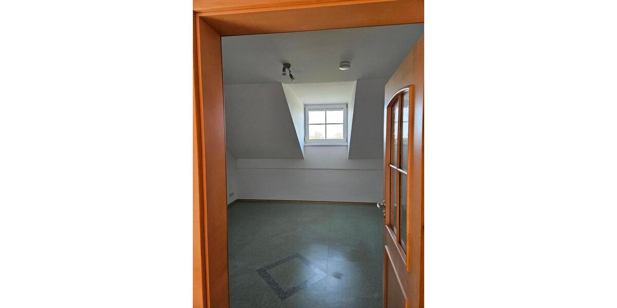 Dachgeschoßwohnung Cham - 3 Zimmer, 98 m&sup2;, 820&euro; | Angebot:18537304