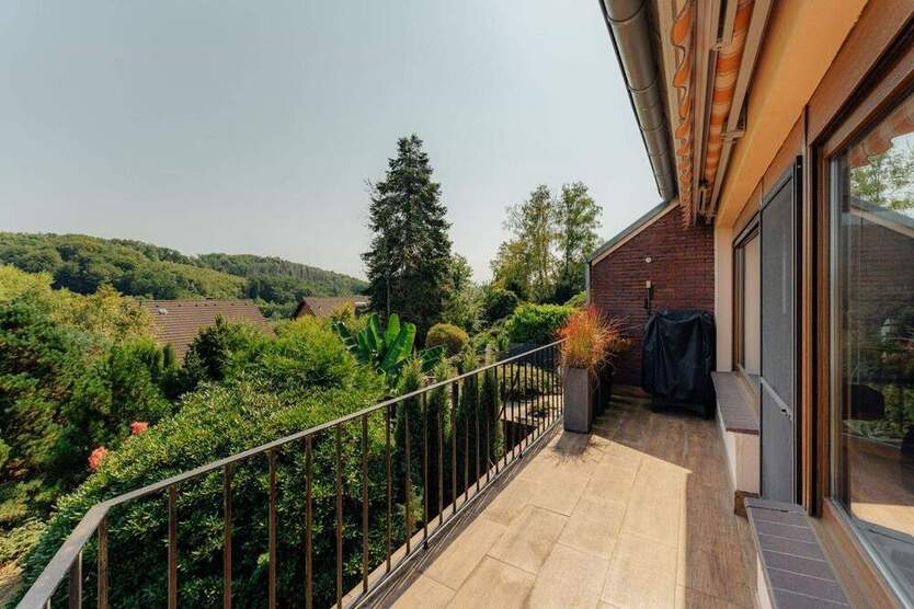 Doppelhaushälfte mit drei separaten Wohneinheiten im Grünen 7 zimmer