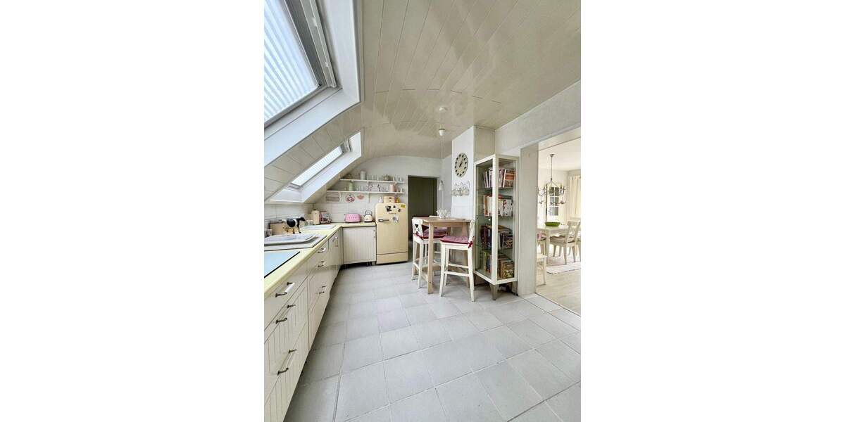 Lichtdurchflutete Wohnung mit viel Platz (zus. im DG) und Sonnenloggien 4 zimmer