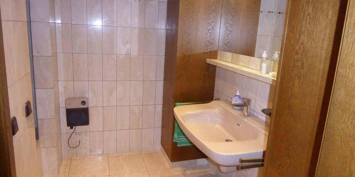 Großzügig Wohnung in bester Lage, komplett möbliert mit Tiefgarage und Aufzug! 3 zimmer