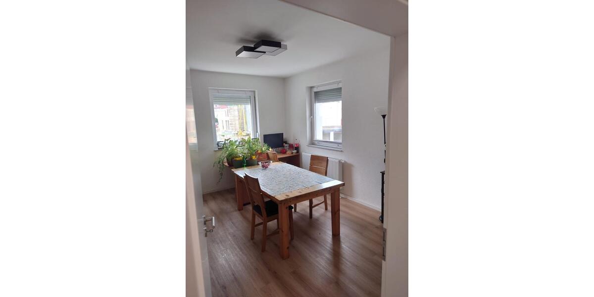 Helle und geräumige 2 Zi. Wohnung mit Balkon und Einzelgarage 2 zimmer